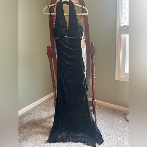 Elegant Black Evening Gown - Picture 1 of 10